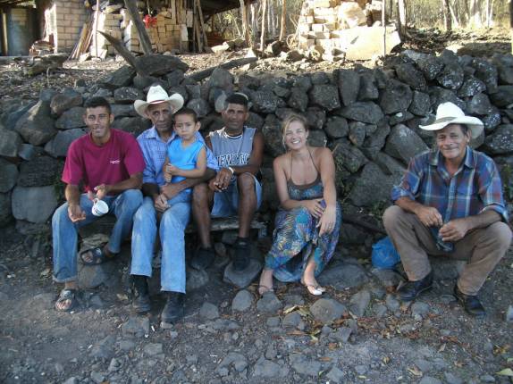 Com a família do Roibin, nosso guia, ao final da travessia do Canyon de Somoto, na Nicarágua, perto da fronteira com Honduras